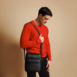 Férfi válltáska 303g 01 fekete lifestyle